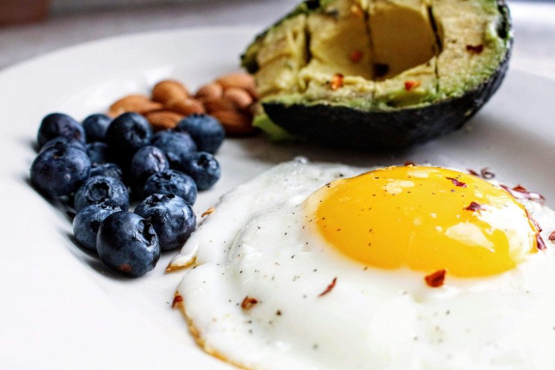 Low Carb Meal - Poached Egg, Avocado, Almonds, Blueberries - Photo by Jenna Hamra: https://www.pexels.com/photo/egg-near-blueberries-1305063/ 